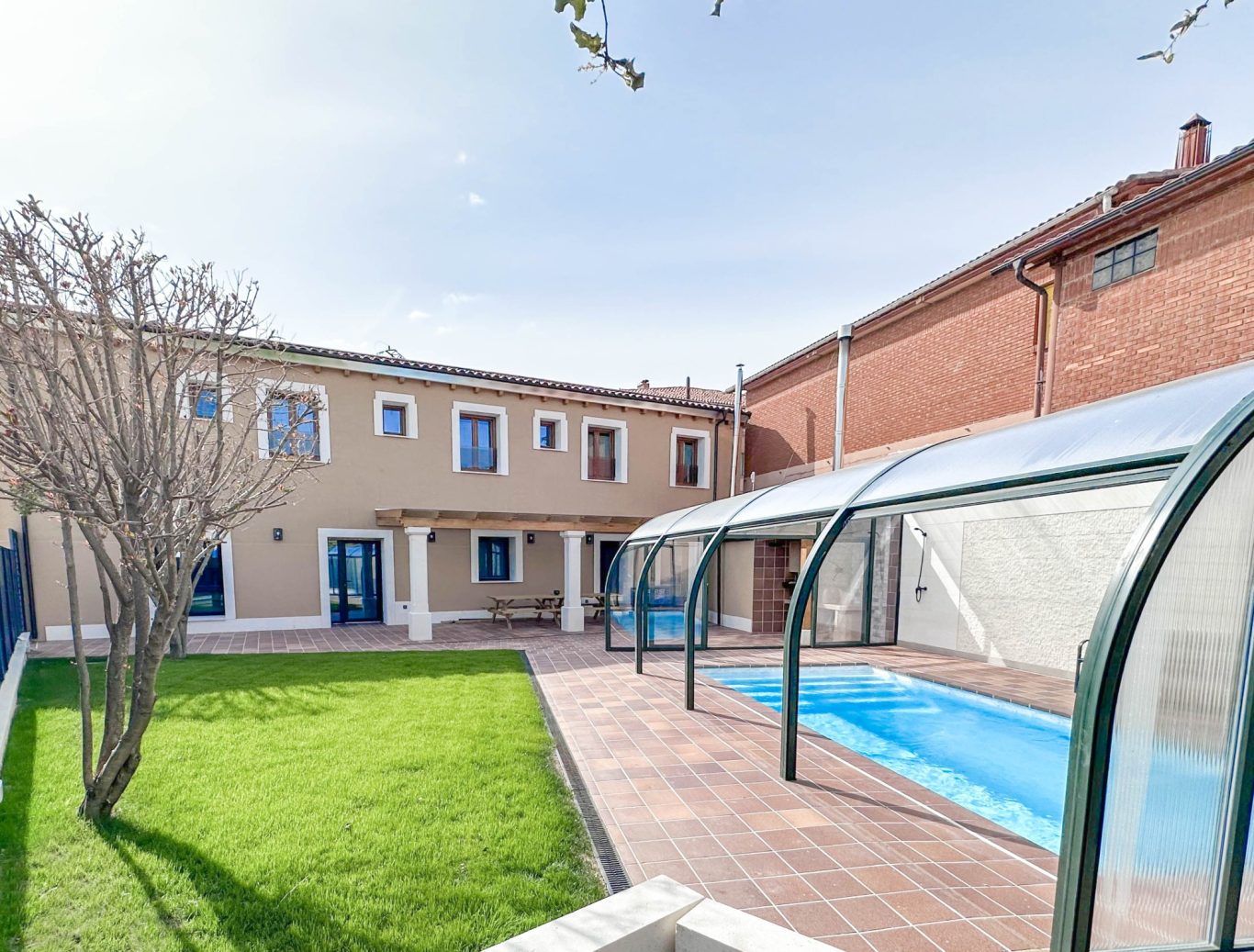 Jardín con Piscina y Mesas